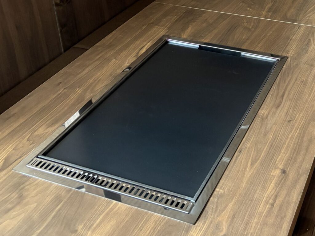 鉄板テーブルに組み込んだ盛付黒皮鉄板