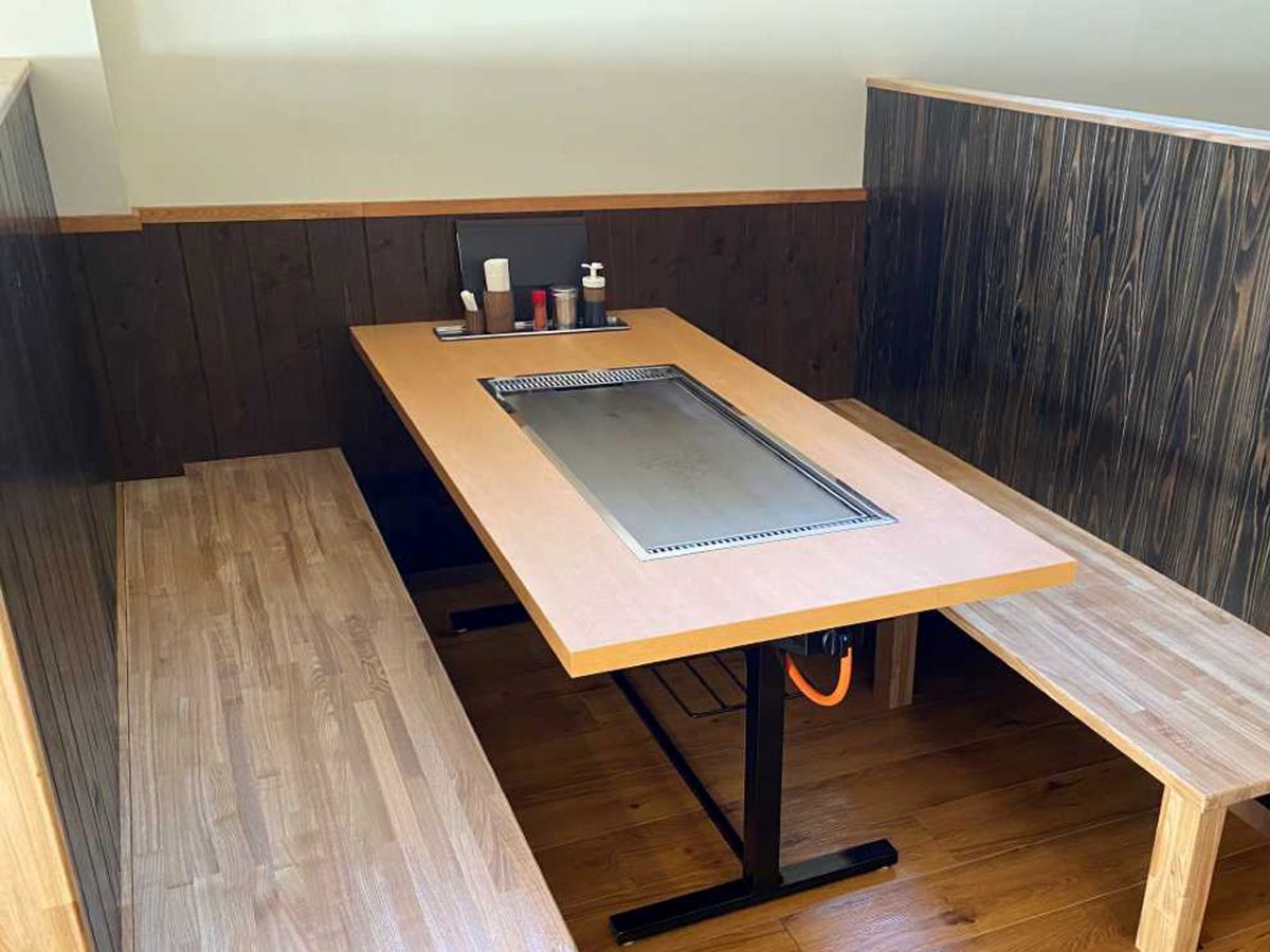 店舗に設置されたお好み焼きテーブル・鉄板テーブル