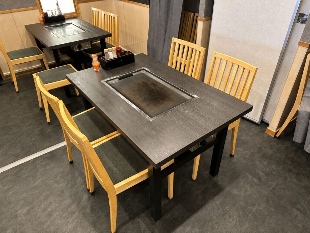 東京都の店舗に納入したオーダーメイド鉄板テーブル