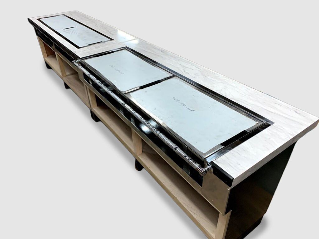 奥行450mm・厚さ12mmの鉄板を備えたカウンターを手前に配置した2台の製作例