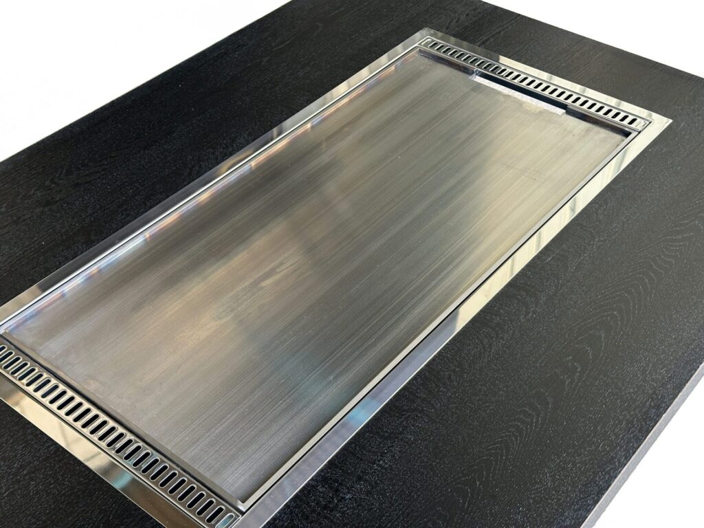 鉄板テーブルに組み込んだ盛付磨き鉄板