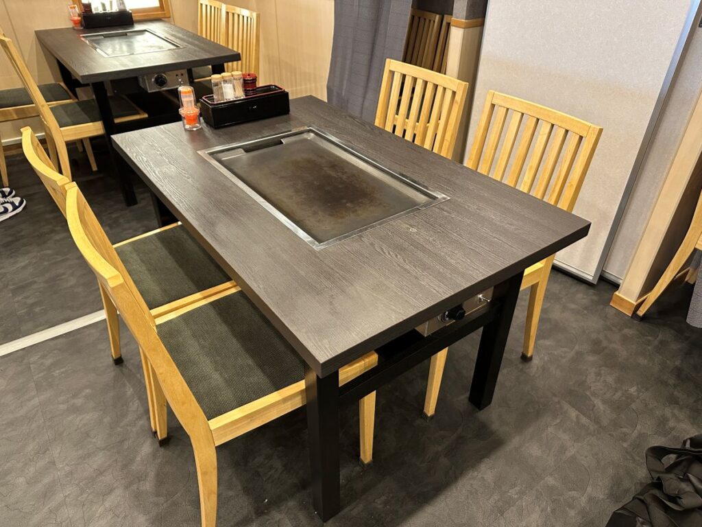店舗に設置された椅子付きの洋卓タイプの鉄板テーブル