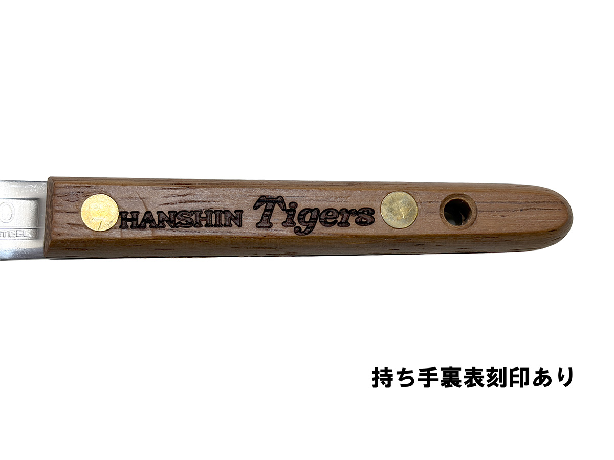 表裏にHANSHIN Tigersの刻印が入った木製の持ち手